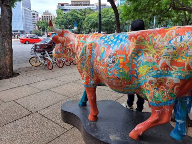 Mexico City, Mexico - 23 Ağustos 2023: Paseo de la Reforma 'daki İnek Yürüyüşü CDMX inekleri sokaktaki farklı sanatçılar tarafından müdahalede bulundu