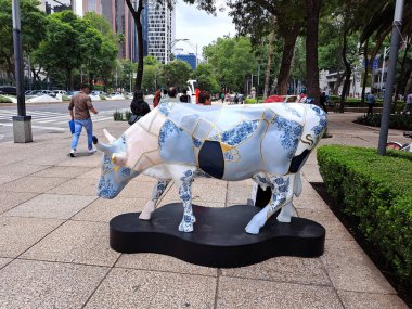 Mexico City, Mexico - 23 Ağustos 2023: Paseo de la Reforma 'daki İnek Yürüyüşü CDMX inekleri sokaktaki farklı sanatçılar tarafından müdahalede bulundu