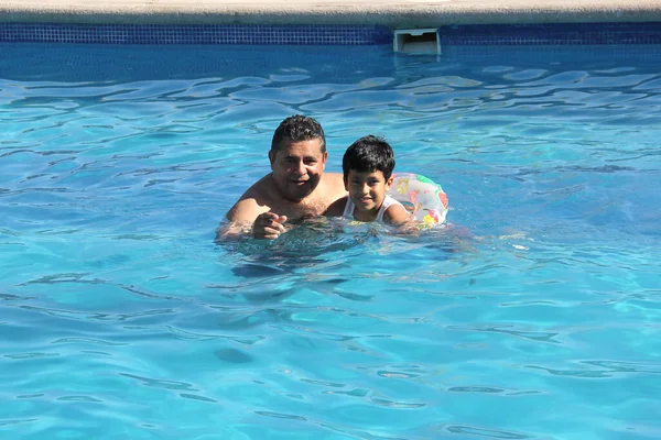 Frånskild Ensamstående Pappa Och Årig Svarthårig Latinamerikansk Son Simmar Pool — Stockfoto