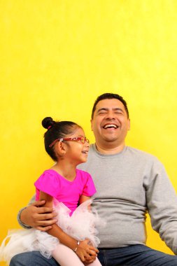 Boşanmış bekar baba ve 4 yaşındaki esmer Latin kız balerin gibi giyinmiş birlikte vakit geçirip sevgilerini ve mutluluklarını gösteriyorlar.