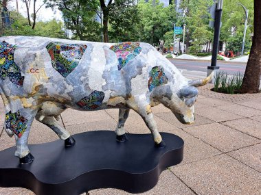 Mexico City, Mexico - 23 Ağustos 2023: Paseo de la Reforma 'daki İnek Yürüyüşü CDMX inekleri sokaktaki farklı sanatçılar tarafından müdahalede bulundu