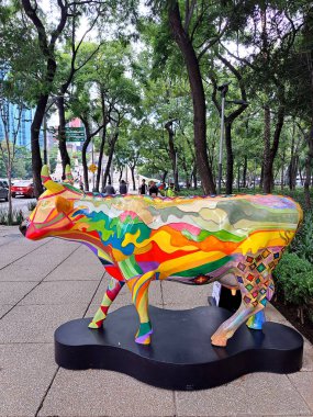Mexico City, Mexico - 23 Ağustos 2023: Paseo de la Reforma 'daki İnek Yürüyüşü CDMX inekleri sokaktaki farklı sanatçılar tarafından müdahalede bulundu