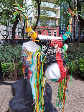 Mexico City, Mexico - 23 Ağustos 2023: Paseo de la Reforma 'daki İnek Yürüyüşü CDMX inekleri sokaktaki farklı sanatçılar tarafından müdahalede bulundu