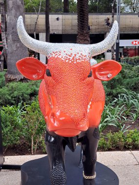 Mexico City, Mexico - 23 Ağustos 2023: Paseo de la Reforma 'daki İnek Yürüyüşü CDMX inekleri sokaktaki farklı sanatçılar tarafından müdahalede bulundu