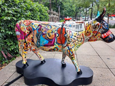 Mexico City, Mexico - 23 Ağustos 2023: Paseo de la Reforma 'daki İnek Yürüyüşü CDMX inekleri sokaktaki farklı sanatçılar tarafından müdahalede bulundu