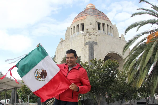 深色头发的拉蒂诺成年男子展示墨西哥国旗 为墨西哥的文化和传统感到自豪 庆祝墨西哥的爱国主义精神 — 图库照片