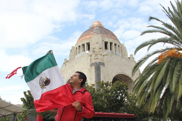 Homem Adulto Latino Cabelos Escuros Mostra Bandeira México Orgulhoso Cultura — Fotografia de Stock