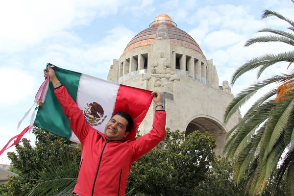 深色头发的拉蒂诺成年男子展示墨西哥国旗 为墨西哥的文化和传统感到自豪 庆祝墨西哥的爱国主义精神 — 图库照片