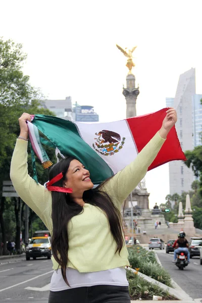 拉丁成年女性展示墨西哥国旗 为她的国家的文化和传统感到自豪 庆祝墨西哥的爱国精神 — 图库照片