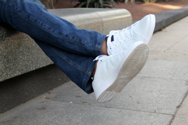 Beyaz tenis ayakkabıları, tarih boyunca moda ve trendleri aşmış temel ayakkabılardır. Yürümek mi, çalışmak mı yoksa evde olmak mı?