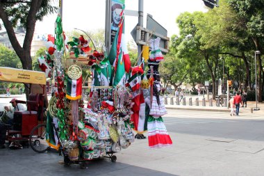 Mexico City, Mexico - 6 Eylül 2023: Meksika üç renkli bayraklar, fırıldak, şapkalar ve diğer ulusal eşyalar satan sokak tezgahı