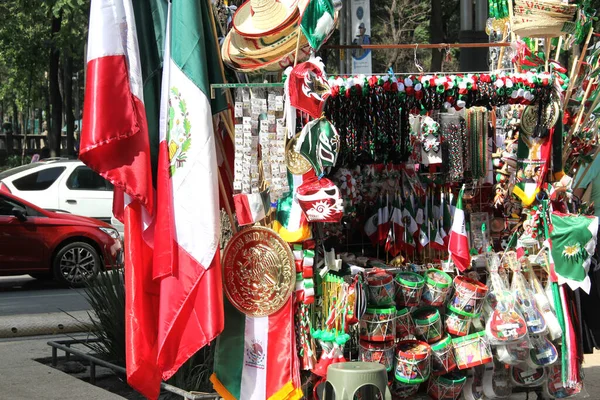 メキシコシティ 2023年9月6日 メキシコのトリコロール旗 ピンホイール その他の国産品を販売するストリートストール — ストック写真