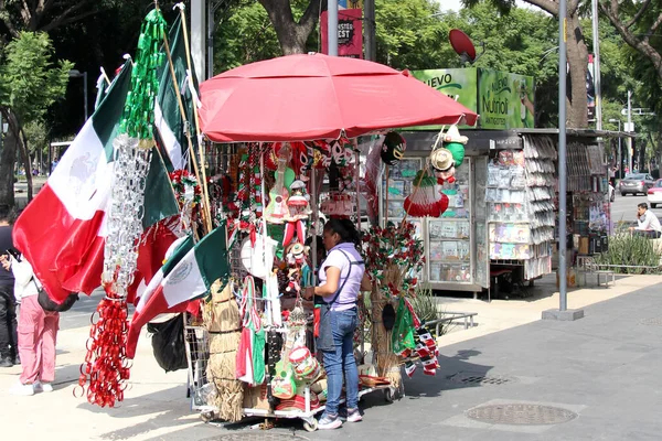 Mexiko Stadt Mexiko September 2023 Straßenstand Mit Mexikanischen Trikolore Flaggen — Stockfoto