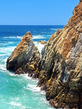 La Quebrada, Meksika 'nın Guerrero şehrinde Acapulco limanında bulunan bir uçurumdur.