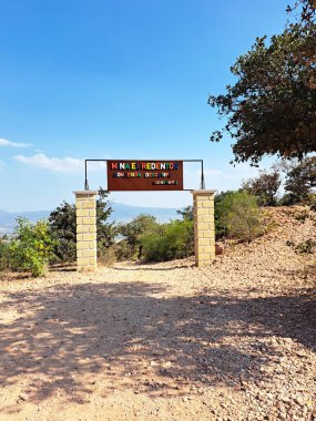 Tequisquiapan, Queretaro, Meksika - 12 Şubat 2023: Tequisquiapan Queretaro, Meksika 'da açık çukur opal madenciliği turuncu kaya oluşumlarının doğal bir harikasıdır