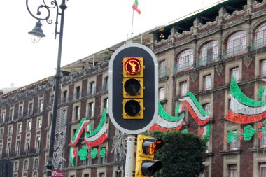 Mexico City CDMX 'in trafik ışığı. Tarih Merkezi' nde ulusal semboller şeklinde ışıklar var.