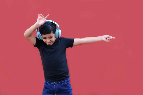 Летний Темнокожий Латиноамериканец Слушает Наушники Наслаждается Музыкой Танцуя Взволнованный Счастливый — стоковое фото