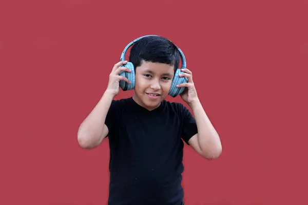 Yaşındaki Esmer Tenli Latin Çocuk Kulaklıklarını Dinliyor Heyecanlı Mutlu Bir — Stok fotoğraf