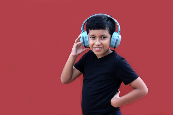 Year Old Dark Skinned Latino Boy Listens His Headphones Enjoys — Stock Photo, Image