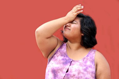 20 yaşında genç bir kadın. Latin esmer, şişman kadın. Hastalık nedeniyle baş ağrısı çekiyor.