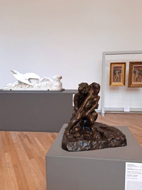 Mexico City, Meksika - 19 Temmuz 2023: Soumaya Müzesi 'ndeki Rodin Dönemi Sergi Salonu Fransız heykeltıraşın en önemli eserleriyle birlikte