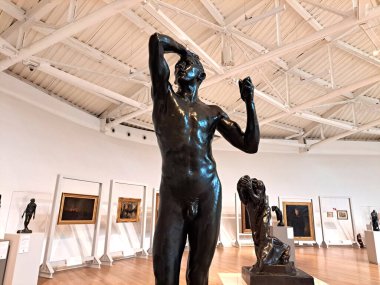 Mexico City, Meksika - 19 Temmuz 2023: Soumaya Müzesi 'ndeki Rodin Dönemi Sergi Salonu Fransız heykeltıraşın en önemli eserleriyle birlikte