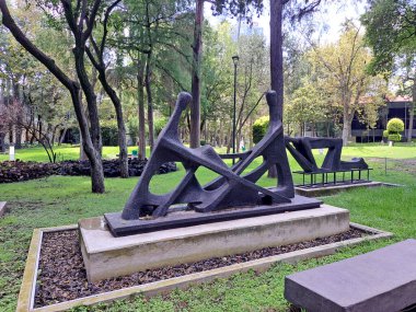 Mexico City, Meksika - 2 Ağustos 2023: Meksika sanatına adanmış Modern Sanat Müzesi (MAM) kültür mekanında heykeller, Paseo de la Reforma 'da, Bosque de Chapultepec' te yer almaktadır.