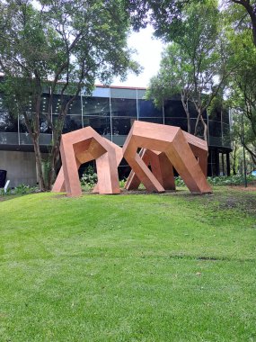 Mexico City, Meksika - 2 Ağustos 2023: Meksika sanatına adanmış Modern Sanat Müzesi (MAM) kültür mekanında heykeller, Paseo de la Reforma 'da, Bosque de Chapultepec' te yer almaktadır.