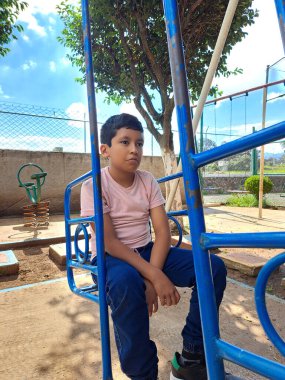 9 yaşındaki esmer tenli Latin çocuk oyunlarda üzgün, babasının terk edilmesinden muzdarip ve yoksulluk içinde yaşıyor.