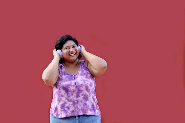 Yaşındaki Şişman Esmer Latin Kadın Müzik Podcastlar Kulaklıklarla Müzik Dinliyor — Stok fotoğraf