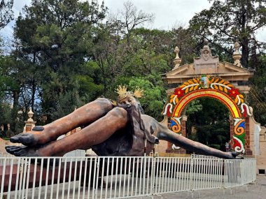 Tepotzotlan, Meksika Eyaleti - 12 Temmuz 2023: 15 metre yüksekliğindeki Niche Lordunun dev heykeli bu belediyede ve Sierra 'daki Tres Cabezas tepesine yerleştirilecek.