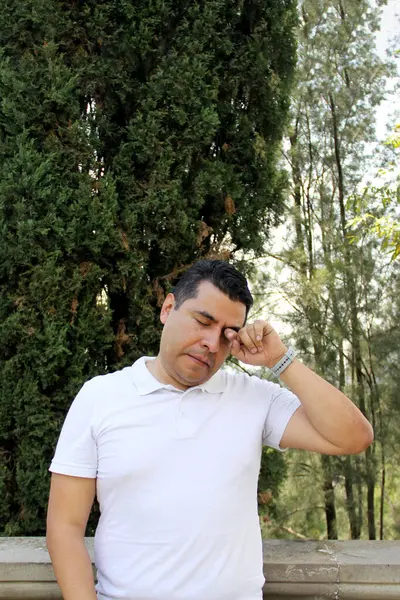 40歳のダークスキンのラテン人男性は アレルギーや環境汚染のために痛みと目に燃えている — ストック写真