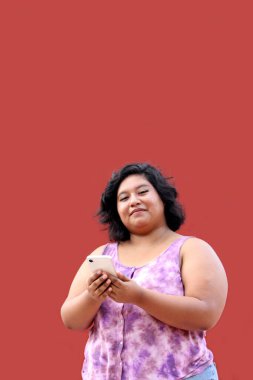 20 yaşındaki şişman esmer Latin kadın cep telefonuyla mesaj, dükkan ve randevu yolluyor.