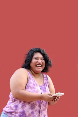 20 yaşındaki şişman esmer Latin kadın cep telefonuyla mesaj, dükkan ve randevu yolluyor.