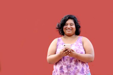 20 yaşındaki şişman esmer Latin kadın cep telefonuyla mesaj, dükkan ve randevu yolluyor.