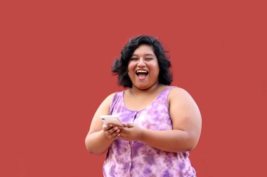 20 yaşındaki şişman esmer Latin kadın cep telefonuyla mesaj, dükkan ve randevu yolluyor.