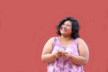 20 yaşındaki şişman esmer Latin kadın cep telefonuyla mesaj, dükkan ve randevu yolluyor.