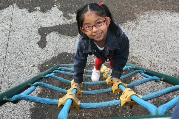 Jährige Latina Brünette Mädchen Mit Brille Spielt Auf Dem Spielplatz lizenzfreie Stockbilder