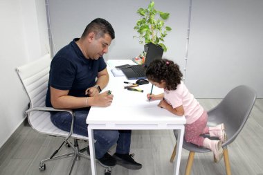 3 yaşındaki esmer, kıvırcık saçlı Latin kız otizmi için terapi ve psikanalist terapistle hiperaktivite terapisi yapıyor.