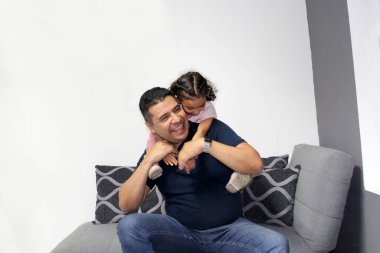 Boşanmış bekar bir baba ve 3 yaşında esmer tenli Latin bir kız fakirlikte teknoloji olmadan birlikte vakit geçiriyorlar.