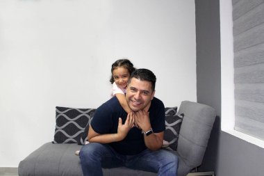 Boşanmış bekar bir baba ve 3 yaşında esmer tenli Latin bir kız fakirlikte teknoloji olmadan birlikte vakit geçiriyorlar.