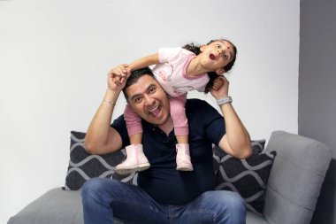 Boşanmış bekar bir baba ve 3 yaşında esmer tenli Latin bir kız fakirlikte teknoloji olmadan birlikte vakit geçiriyorlar.