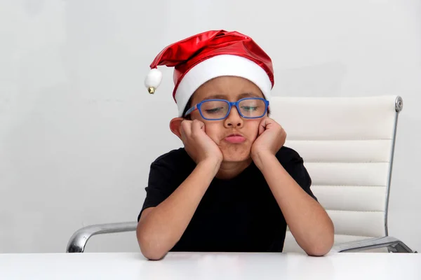 Jähriger Dunkelhäutiger Latino Junge Mit Weihnachtsmütze Sieht Traurig Und Wütend Stockfoto