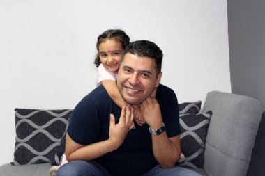 Boşanmış bekar bir baba ve 4 yaşındaki esmer Latin kız güzel vakit geçirip günlerini kutluyorlar.