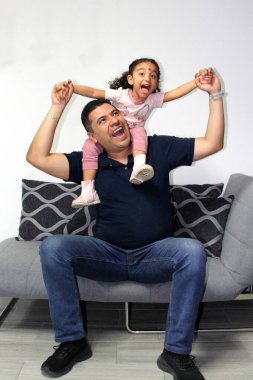 Boşanmış bekar bir baba ve 4 yaşındaki esmer Latin kız güzel vakit geçirip günlerini kutluyorlar.