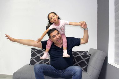 Boşanmış bekar bir baba ve 4 yaşındaki esmer Latin kız güzel vakit geçirip günlerini kutluyorlar.