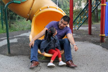 Boşanmış bekar baba ve kahverengi Latin 4 yaşındaki kızı yoksulluk içinde yaşayarak parktaki oyunlarda kaliteli zaman geçiriyorlar.