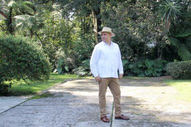 40 yaşında esmer tenli Latin bir adam çok zarif bir şekilde guayabera ya da chabacana tipi gömlek giyer. Latin Amerika 'da yaygın olarak kullanılır.