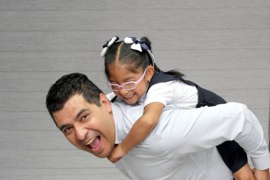 Bekar, boşanmış bir baba ve okul üniformalı 4 yaşında esmer bir kız. Latinler okuldan sonra babalar gününü birlikte geçiriyorlar.