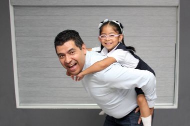 Bekar, boşanmış bir baba ve okul üniformalı 4 yaşında esmer bir kız. Latinler okuldan sonra babalar gününü birlikte geçiriyorlar.